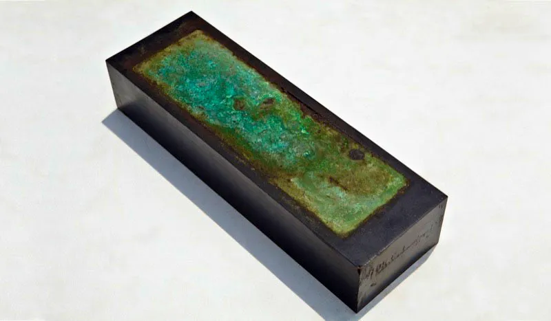 LINGOTE. 
1985. 
Hierro maquinado y bronce fundido. 
37 x 7 x 12 cm aprox. 