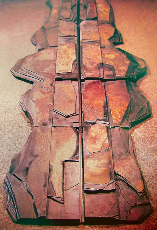 GEOGRAFA. 
1986. 
Pizarra y hierro. 
400 x 120 x 15 cm aprox. 