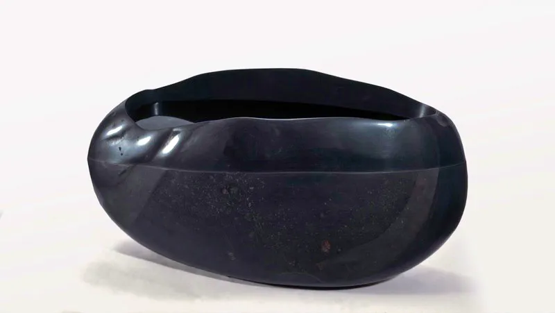 CÁLICE.
1999.
Lutita.
60 x 25 x 20 cm aprox.