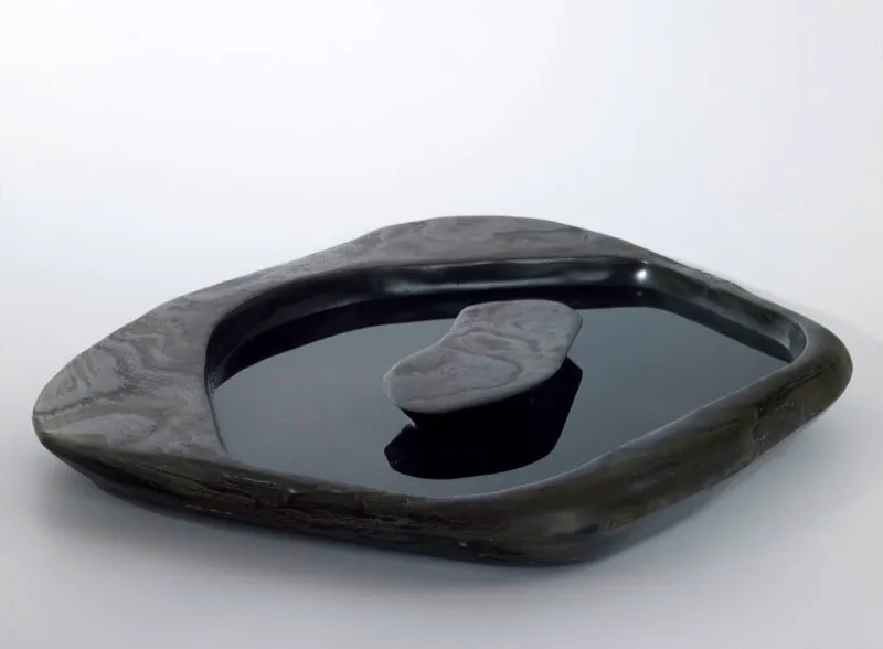 TEPUY.
2001.
Lutita y agua.
65 x 43 x 17 cm aprox.
