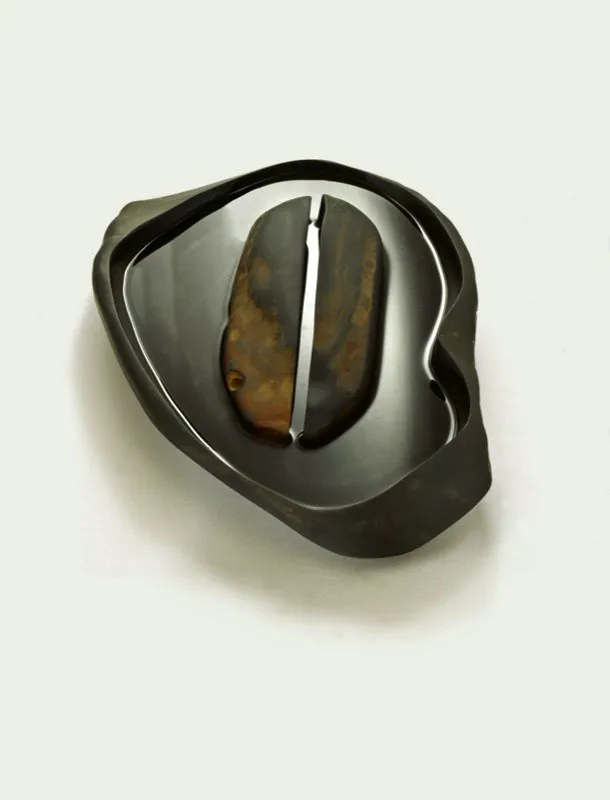 AMANTES.
2002.
Lutita tallada.
64 x 46 x 9 cm aprox.