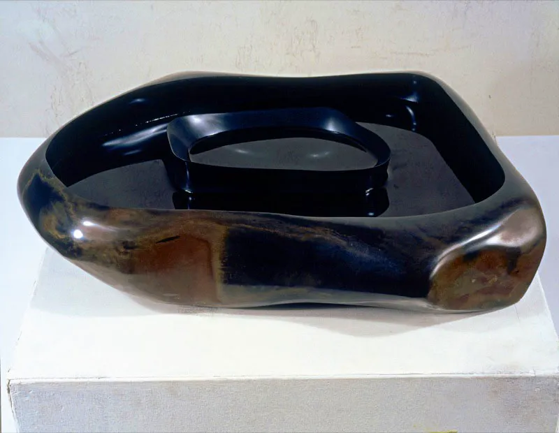 ARCA.
2006.
Lutita y agua.
57 x 55 x 16 cm aprox.
Biblioteca Luis Ángel Arango.