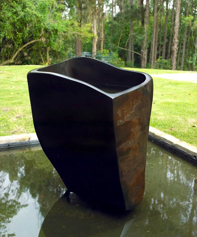 VASIJA.
2005.
Lutita y agua.
90 x 40 x 20 cm aprox.