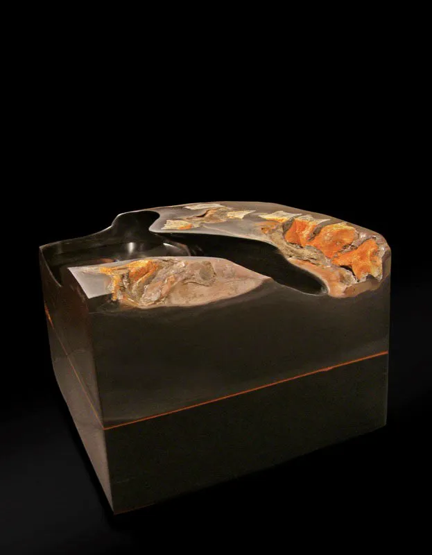 LAGUNA.
2002.
Lutita y agua.
21 x 19,5 x 19 cm aprox.