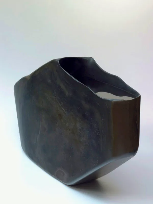 VESTIGIO.
2008.
Lutita tallada.
60 x 55 x 19 cm aprox.