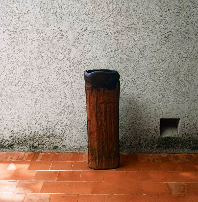 PILA.
1998.
Fundición en hierro, lutita y agua.
114 x 30 x 14 cm aprox.