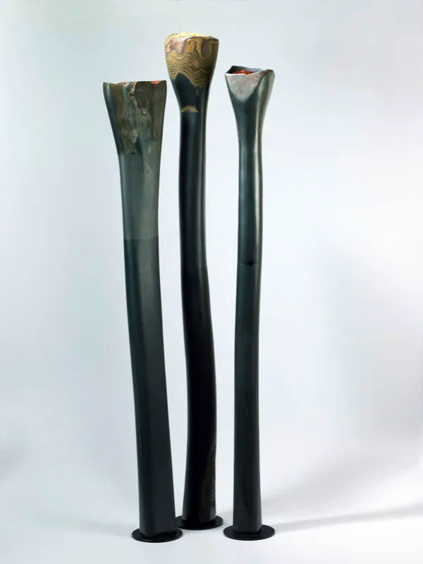 FLORES DEL MAL.
2000.
Homenaje a Baudelaire .
Lutita y óxidos de hierro.
150 x 6 x 6 cm aprox.