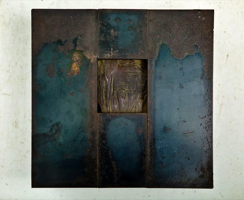 CAJA.
1986.
Lámina de hierro y escoria.
30 x 30 x 10 cm aprox.
