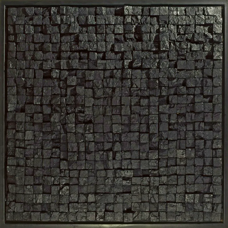 MANTOS DE LA TIERRA.
1997.
Lámina de hierro y carbón vegetal.
133 x 133 x 12 cm aprox.