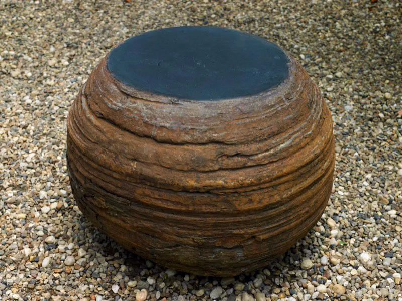 PENSADOR.
2006.
Lutita tallada.
80 x 80 x 60 cm aprox.