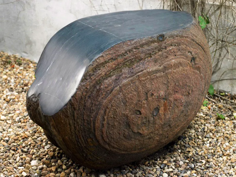 PENSADOR.
2006.
Lutita tallada.
70 x 70 x 60 cm aprox.