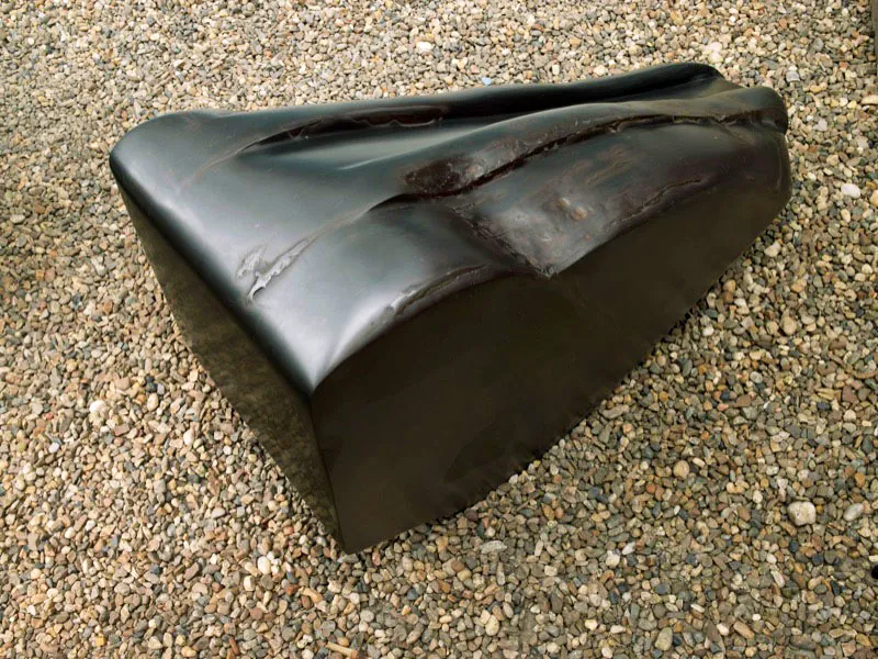 CARDINALES.
2006.
Lutita tallada.
80 x 80 x 80 cm aprox.