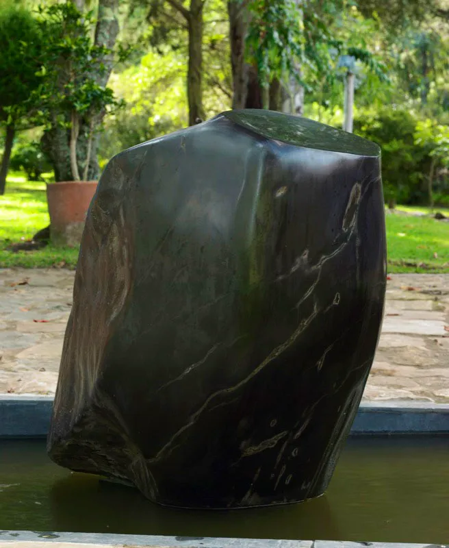 CARDINALES.
2006.
Lutita tallada.
90 x 70 x 60 cm aprox.