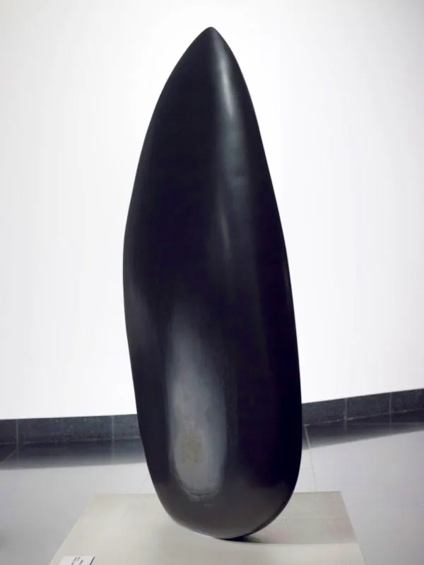 GAVIA.
2000.
Lutita tallada.
100 x 50 x 42 cm aprox.