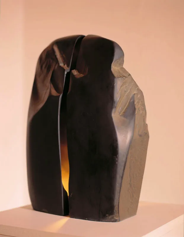 RITUAL.
2001.
Lutita y fuego.
55 x 44 x 20 cm aprox.
