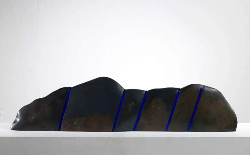 CORDILLERA.
2006.
Lutita y cristal.
80 x 29 x 7 cm aprox.