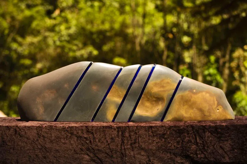 CORDILLERA.
2006.
Lutita y cristal.
245 x 50 x 25 cm aprox.