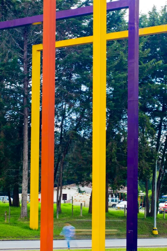 PRTICOS 
1984. 
Aeropuerto Jose Maria Crdova, Rionegro, Antioquia. 
Marcos de hierro y pintura reflectiva. 
60 x 18 x 18 m aprox. 