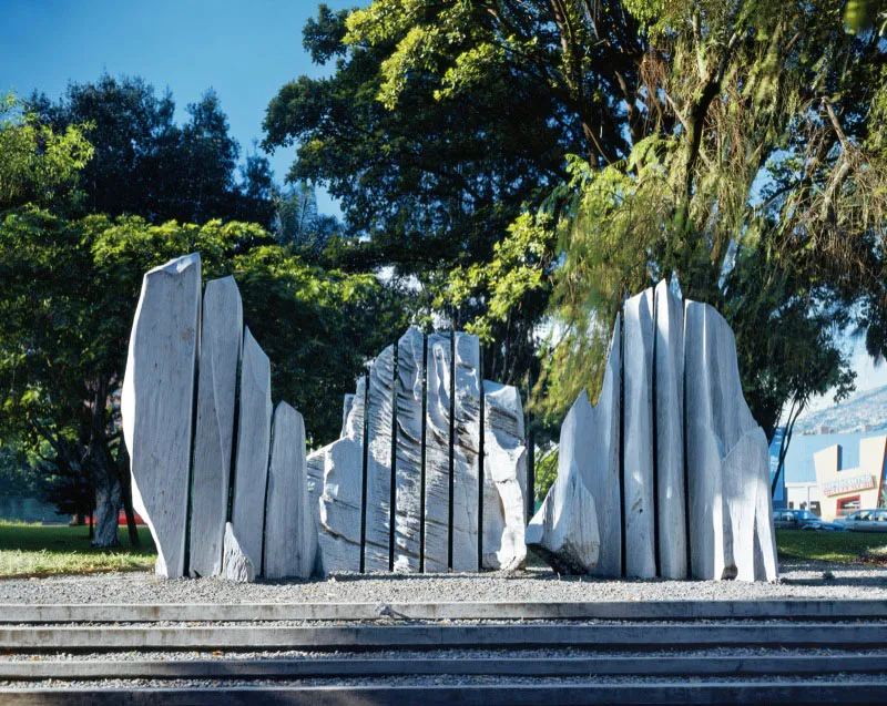 ESTELAS. 
1987. 
Sede de Suramericana de Seguros, Medelln, Antioquia. 
Ensamble en mrmol y vidrio. 
6 x 3 x 2,5 m aprox. 