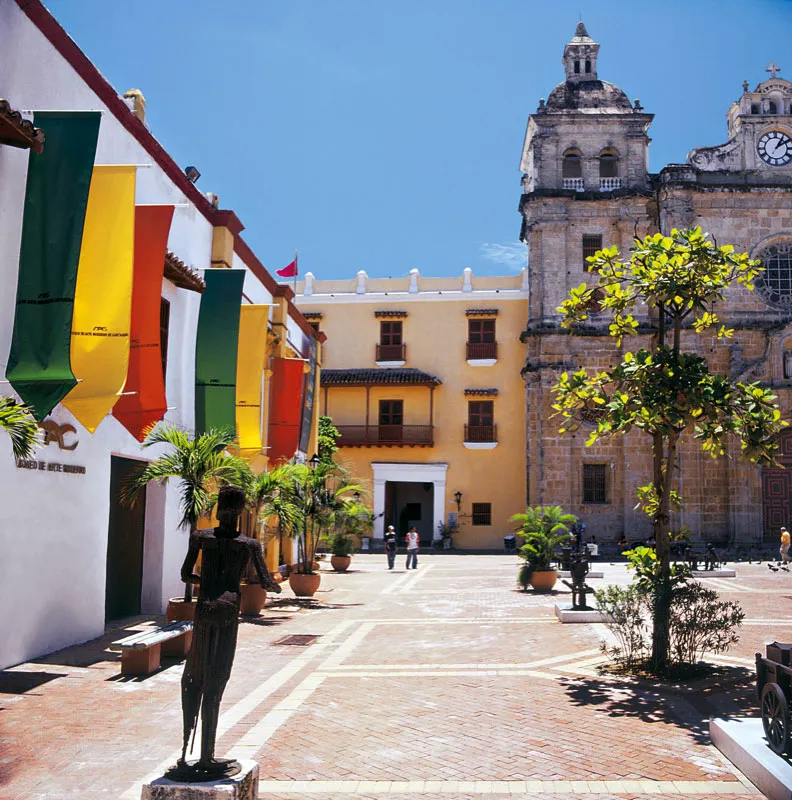 Fachada del museo con la iglesia de San Pedro Claver al fondo. Óscar Monsalve