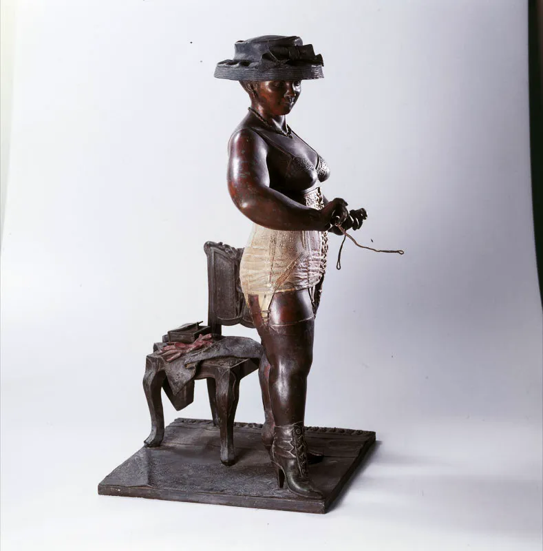 Enrique Grau / Rita 5:30 p.m. / 1984 / p.a / Escultura en bronce / 72 x 37 x 22 cm Óscar Monsalve