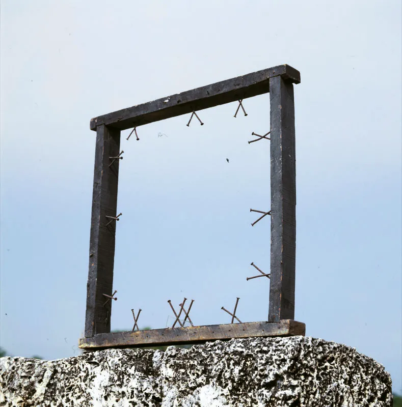 Ramiro Gómez / Ventana / 1984 / Escultura, madera, clavos y vidrio / 98 x 99 x 10 cm Óscar Monsalve