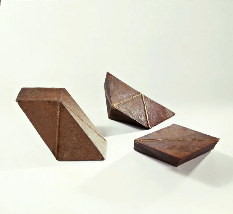 John Castles / Sin ttulo / 1985 / Escultura en hierro / 3 plazas: 43 x 19 - 30 x 25 - 38 x 24 cm scar Monsalve