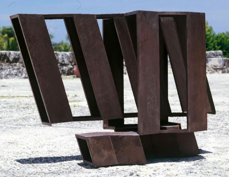 Eduardo Ramírez Villamizar / Sin título / s.f / Hierro oxidado / 140 x 108 x 63 cm Óscar Monsalve
