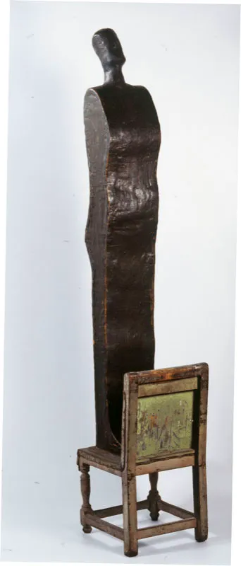 Alejandro Castao / De pie / 1999 / Ensamblaje sobre madera y cera / 177 x 34 x 21 cm scar Monsalve