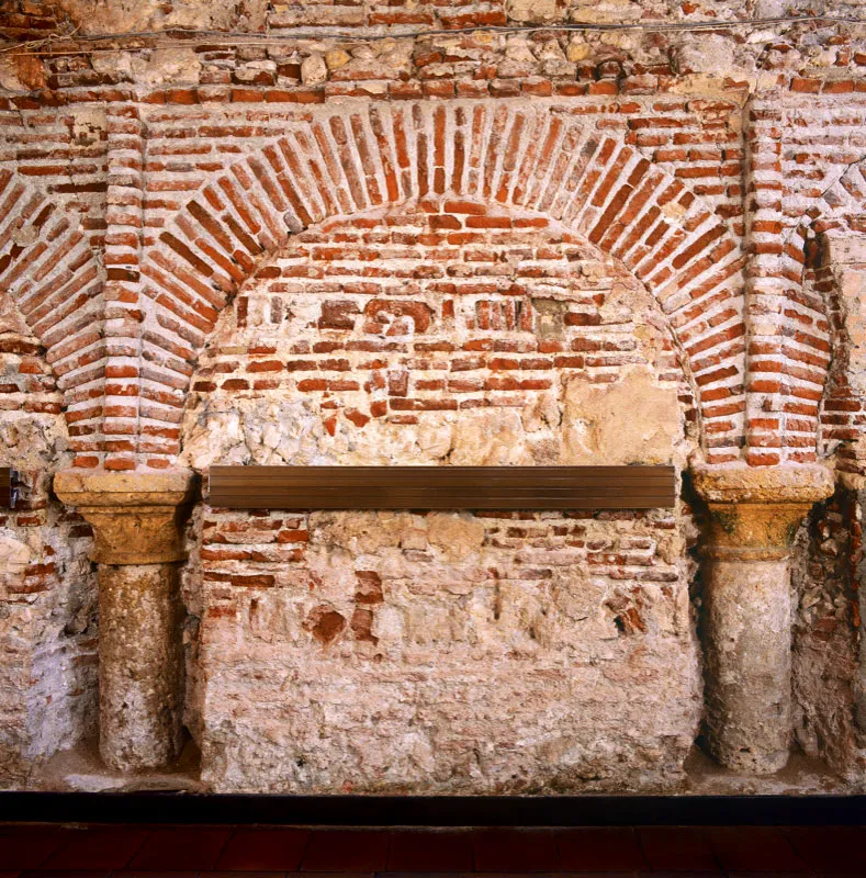 Muro con arco en el interior del Museo de Arte Moderno de Cartagena de Indias. scar Monsalve