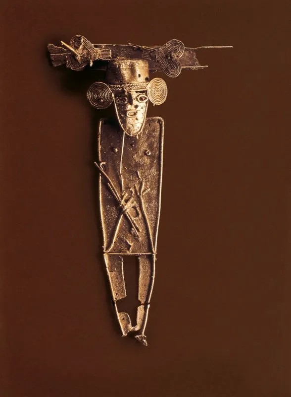 Pectoral, cercado bicéfalo y figura antropomorfa votiva o tunjo muiscas. Museo del Oro, Bogotá.