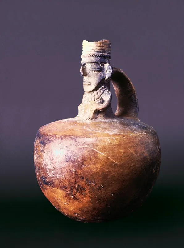 Múcura con asa y figura antropomorfa.