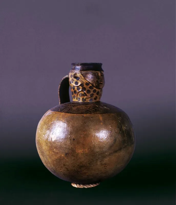 Vasija muisca con relieves decorativos.