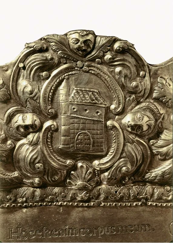 Detalle de la sacra en plata, de orfebre annimo del siglo xvii, con representacin de la primera catedral de Santaf. Esta pieza constituye la ms autntica iconografa de este templo. 