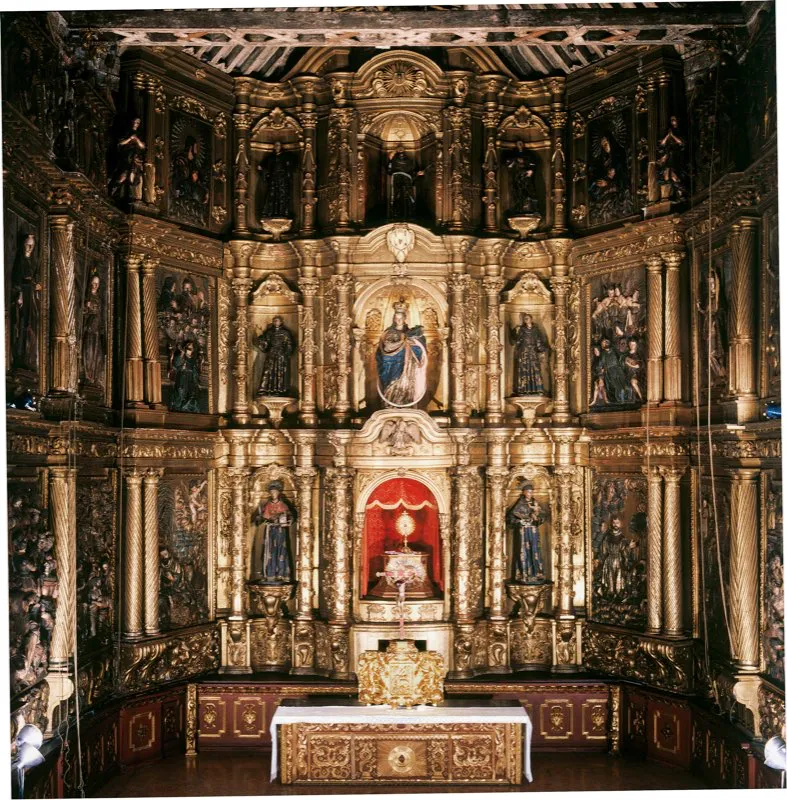 El retablo de la iglesia de San Francisco, encargado en 1622 al tallador espaol Ignacio Garca de Asucha, es una verdadera obra maestra del barroco americano. Tiene un cuerpo y un sobrecuerpo, en calles separadas por pares de columnas melcochadas. La iglesia de San Francisco fue construida entre 1585 y 1595, ao en el que fue erigida como templo, el 29 de septiembre, por la comunidad de los padres de San Francisco de Ass. La iglesia estaba situada en la orilla norte del ro Viracach, que fue llamado San Francisco por los conquistadores, y enfrente de la Plaza de las Yerbas, que el presidente Andrs Venero de Leyva bautiz como Plaza de San Francisco en 1572. Su ubicacin actual es sobre la avenida Jimnez con la carrera 7.a. Esta iglesia origin un importante desarrollo de Santaf hacia el norte, hasta la actual calle 24. La iglesia fue consagrada el 26 de marzo de 1794 por Baltasar Jaime Martnez de Compan, arzobispo de Santaf. 