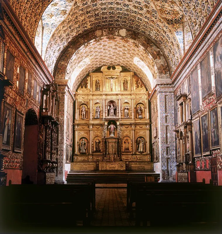 El retablo mayor del templo de Santa Clara, adems de sus detalles inconfundiblemente barrocos, muestra asimismo un aspecto renacentista, al igual que los de San Ignacio de Bogot y Tunja. La iglesia de Santa Clara se erigi el 7 de enero de 1629, ao de fundacin de la comunidad de las clarisas en Santaf, y fue consagrada en 1647. Su exterior est formado de enormes muros de piedra bruta. A mediados de los aos setenta del siglo xx, el Estado colombiano adquiri de las clarisas los edificios de la iglesia y del convento, que fueron restaurados y reabiertos en 1983 como museo al pblico y como centro de restauracin. La Iglesia Museo de Santa Clara, adems de ser una de las joyas arquitectnicas de la capital, es uno de los sitios ms visitados por los turistas y por los habitantes. Su coleccin est integrada por 112 pinturas, 24 esculturas, 9 retablos y varios murales, todo ello de los siglos xvii y xviii. En el interior del templo destacan valiosos detalles como la bveda, pintada al temple sobre madera, los muros recubiertos por enchapes de madera en relieves dorados, y un gran arco con pintura mural que separa el presbiterio de la nave.  