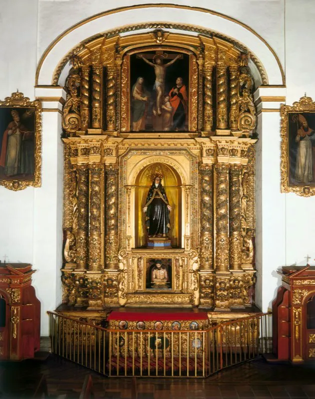 La riqueza de los altares de las iglesias coloniales de Santaf, y su concepcin barroca, son la caracterstica de estos templos. Altar menor lateral de la iglesia de San Ignacio, conocido como Altar de Nuestra Seora de Loreto. 