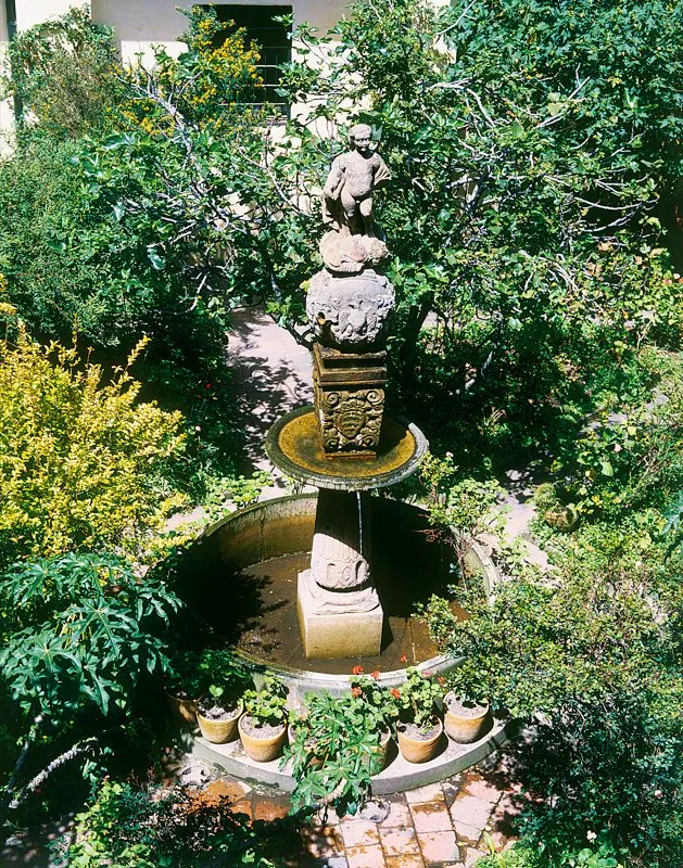 El Mono de la Pila fue la primera fuente de agua potable que tuvo Santafé. Estaba ubicada en el centro de la Plaza Mayor. A mediados del siglo xix se le trasladó a la plazoleta de San Carlos. Hoy se conserva en el Museo de Arte Colonial, y se exhibe una réplica en San Diego. Durante el siglo xix, para caracterizar la ineptitud de las autoridades, los ciudadanos se decían unos a otros “vaya y quéjese al mono de la pila”.