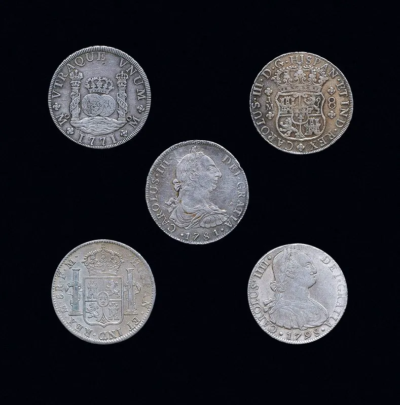 Después de largos años de gestión por parte de mandatarios y comerciantes de Santafé, se instituyó en la capital del Nuevo Reino, en 1718, una Casa de Moneda, cuya sede definitiva se construyó en 1756 en el mismo sitio (calle 11 entre carreras 5.ª y 4.ª) donde hoy funciona un importante complejo cultural. Colección numismática del Banco de la República.