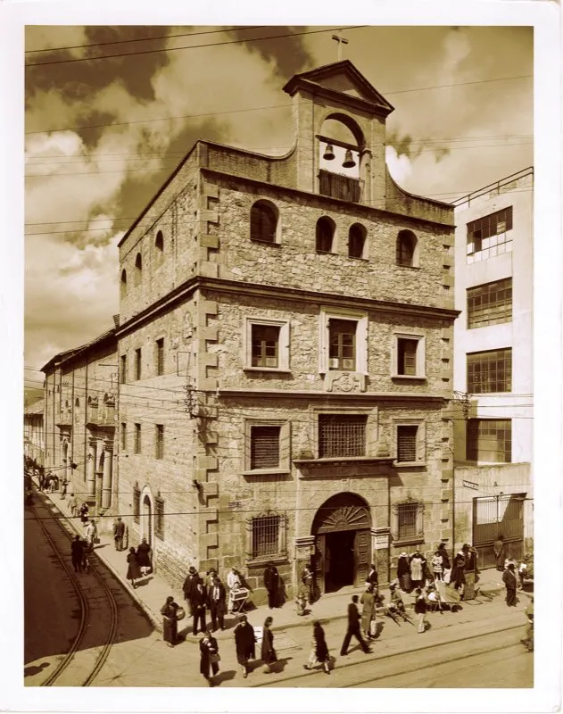 Iglesia de Santa Inés, erigida en 1645 y demolida en 1947 para dar paso a la avenida 10.ª. Foto de Paul Beer. Museo de Bogotá.