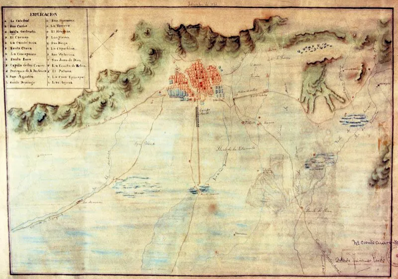 En 1797 Bogot no sobrepasaba los 25 000 habitantes. Si comparamos este plano de Carlos Francisco Cabrer, elaborado ese ao, con los de 1848 y 1852 de las pginas anteriores, veremos que en medio siglo el crecimiento de la ciudad fue casi nulo en cuanto al rea de extensin. Sin embargo, dentro del permetro urbano, para 1850, se mejoraron las edificaciones, se dio comienzo a la arquitectura republicana y se construy el edificio de las Galeras Arrubla, en el costado occidental de la Plaza de Bolvar, donde funcionaron las dependencias de la Alcalda y otros despachos pblicos, as como almacenes y otros sitios de comercio. 