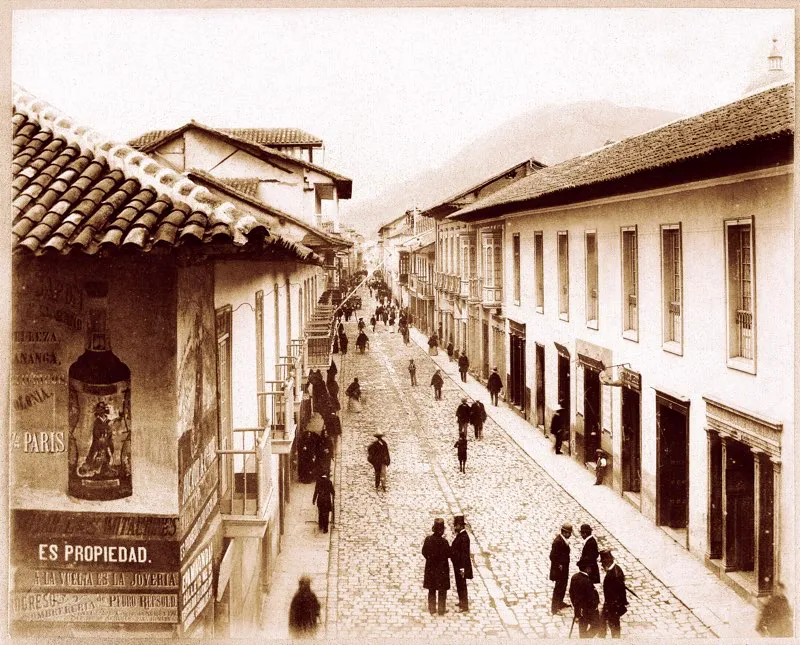La Calle de Florián, situada entre las actuales calles 11 y 12 con carrera 8.ª, barrio San Jorge, era una de las más antiguas de Bogotá y donde había un comercio más activo. Entre 1849 y 1876 se le cambió el nombre por el de Carrera de Venezuela o calle 1.ª, y de 1876 a 1886 se denominó carrera 1.ª al occidente. A partir de 1886 se estableció la nomenclatura de calles y carreras, y quedó como carrera 8.ª. Foto de Julio Racines, 1894.