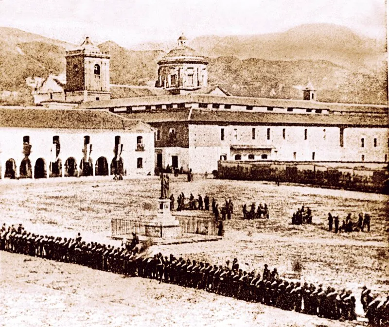 Foto tomada 45 años atrás, muestra el lote vacío donde el presidente Tomás Cipriano de Mosquera había colocado la primera piedra del Capitolio el 20 de julio de 1848, y cuya construcción no se iniciaría hasta una década después.