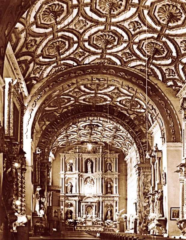 La iglesia de Santa Inés, uno de los edificios de arquitectura más espléndida construidos en la Colonia, tenía cuatro pisos. Sus muros, como los de San Francisco y Santa Clara, estaban hechos de piedra labrada. La nave central, las bóvedas y el altar eran de un lujo exquisito. El progreso de la ciudad barrió con esta joya de la arquitectura colonial. La iglesia de Santa Inés fue demolida en 1947 para abrirle paso a la ampliación de la carrera 10.ª, proyectada desde 1945 como parte de las obras destinadas a adecuar la ciudad para la Conferencia Panamericana de 1948.