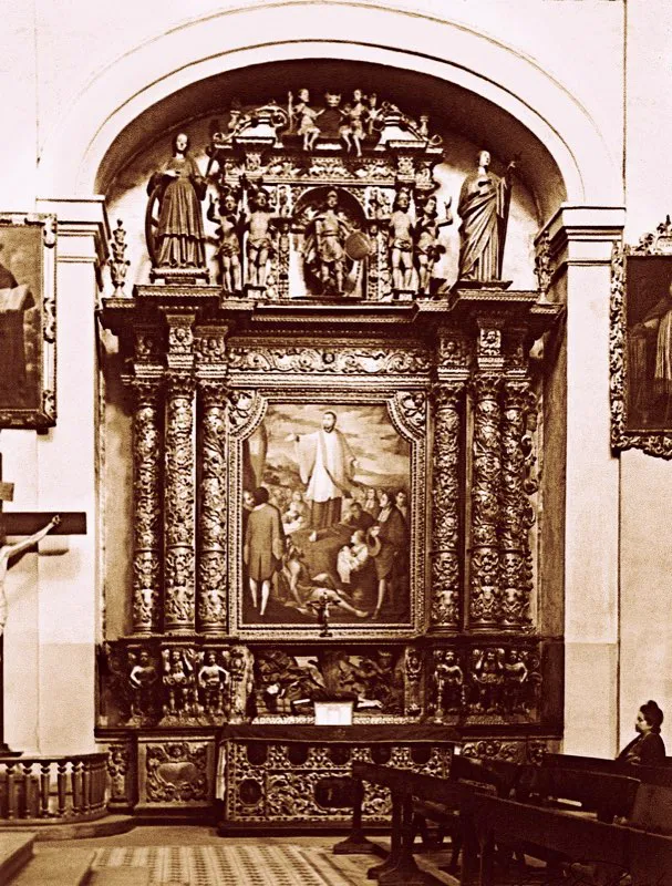 La iglesia de San Ignacio, la más elevada expresión del arte arquitectónico y religioso de Santafé, fue iniciada en 1610 por los padres de la Compañía de Jesús, bajo la dirección del sacerdote e ingeniero Juan B. Colluccini, y quedó concluida en 1691, aunque había sido inaugurada en 1635. Su cúpula fue destruida por el terremoto de 1763 y reconstruida en los sucesivos gobiernos virreinales. Al estallar el movimiento de Independencia, la cúpula ya tenía su aspecto actual, y desde entonces ha sido uno de los símbolos de la ciudad. En el libro Bogotá 360º, la ciudad interior, Enrique Santos Molano escribe que la arquitectura interna de San Ignacio “es de un exquisito barroco y con elegantes muestras de tendencia manierista. La nave central de techo en forma de bóveda, dos naves laterales y crucero componen su interior. En el altar mayor sobresalen el retablo y la imaginería, que se atribuyen a Diego de Loessing, jesuita alemán”.