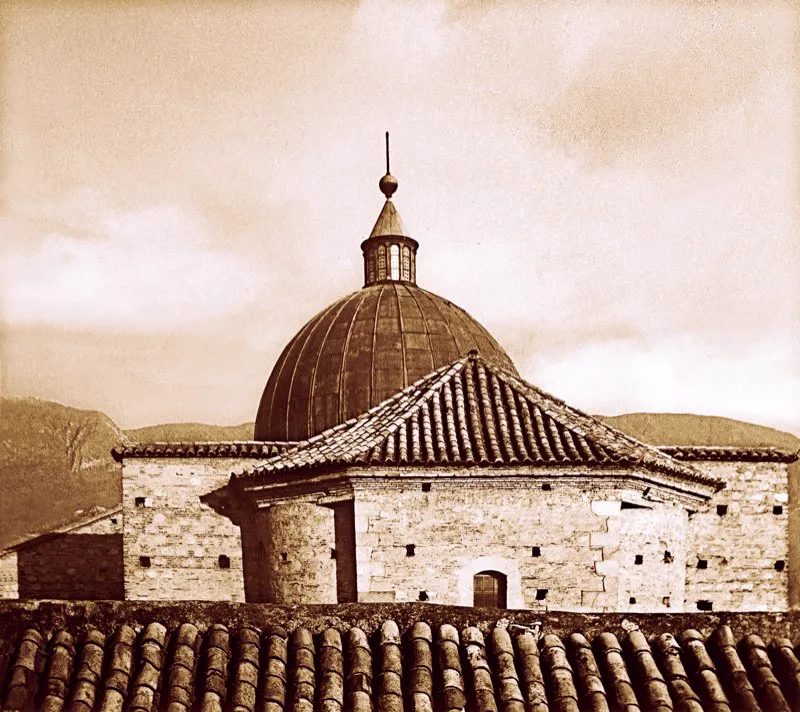 La iglesia y el convento de Santo Domingo ocupan un lugar de gran importancia en la historia de la ciudad. La iglesia fue erigida por los padres dominicos en 1550. La cúpula, que conocemos por testimonios fotográficos como el que aquí aparece, se construyó entre 1888 y 1890. A partir de la desamortización de bienes de manos muertas en 1861, el convento de Santo Domingo, que ocupaba la manzana completa entre las calles 12 y 13 y las carreras 7.ª y 8.ª donde hoy se levanta el edificio Murillo Toro, sede del Ministerio de Comunicaciones, fue destinado a oficinas públicas por la segunda administración del general Tomás Cipriano de Mosquera. El convento era un edificio de arquitectura elegante, de tres pisos, con puertas que le daban entrada por dos calles diferentes. En el patio principal se cultivaba un hermoso y variado jardín, y había una pila de piedra tallada. La construcción era de gran solidez, con arquería de calicanto. Al modificarse su uso, se le cambió también la denominación, y en lugar de convento de Santo Domingo, se llamó palacio de Santo Domingo. La iglesia y el convento de Santo Domingo fueron demolidos en 1938. Foto de Manuel A. Rodríguez.