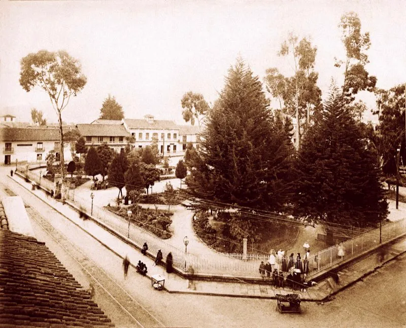 En un principio se denominó plaza de Las Yerbas, después plazuela de San Francisco, durante tres siglos, y finalmente, a partir de 1877, Parque de Santander, en memoria del Hombre de las Leyes. Los sucesivos gobiernos, desde el segundo de Murillo Toro en 1872-1874, se preocuparon por el mejoramiento urbano en las distintas capitales. En Bogotá fueron los gobiernos de la Regeneración, y en particular la alcaldía de Higinio Cualla (1884-1896), los que emprendieron una profunda tarea de embellecimiento de la ciudad. Uno de los beneficiados con esa gestión fue el Parque de Santander que, desde 1885, se convirtió en un hermoso jardín, dividido en dos avenidas con árboles y flores, con asientos de madera y dos pilas de bronce, rodeados de verjas de hierro con dos portadas al oriente (sobre la carrera 6.ª) y al occidente (sobre la carrera 7.ª), como se aprecia en la fotografía de Julio Racines de 1894.