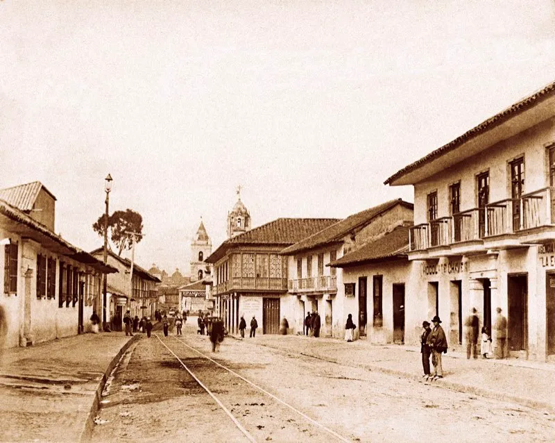 Como avenida de la República se bautizó desde 1895 el tramo de la carrera 7.ª que iba desde el puente de San Francisco hasta la calle 24. Las calles al sur, desde el mismo puente de San Francisco hasta la calle 10 tenían el nombre genérico de Calle Real del Comercio y se dividían en tres: Primera Calle Real del Comercio entre la calle 10 y la calle 11; Segunda Calle Real del Comercio entre la calle 11 y la calle 12; y Tercera Calle Real del Comercio entre la calle 12 y la calle 14. El tranvía de mulas hacía el recorrido por la carrera 7.ª al norte desde la Plaza de Bolívar hasta Chapinero, en la calle 67, donde retornaba. Esta fotografía, de 1891, muestra las primeras cuadras de la avenida de la República, desde la calle 16 hasta la calle 18, de donde fue tomada. Al fondo se ven las torres de San Francisco y La Tercera.