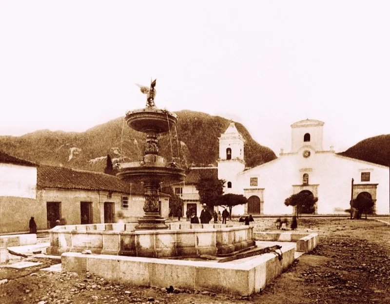 La iglesia o ermita de Nuestra Señora de Las Nieves fue construida entre 1575 y 1581, año de su consagración, el 25 de febrero. Organizada como parroquia desde 1785, a su alrededor, al oriente y al occidente, creció uno de los sectores más populosos de Santafé y el de mayor desarrollo en el siglo xix. La plazuela de Las Nieves tenía una fuente de ocho chorros para suministro de agua en el sector, que después fue convertida en pileta ornamental. En 1893 el párroco de Las Nieves, doctor Alejandro Vargas, reconstruyó la fachada de la iglesia, como hoy la conocemos, y colocó un gran reloj sobre la torre izquierda. En un nicho sobre la puerta principal se veneraba la imagen de Nuestra Señora de Las Nieves, a la que los vecinos de la parroquia iluminaban todas las noches, costumbre conservada hasta nuestros días. Foto de 1885.