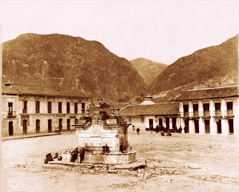 Plaza de Nario o de San Victorino, y pileta, de la cual se hicieron las primeras conexiones para suministro directo de agua a las viviendas y almacenes. Foto de 1890. 